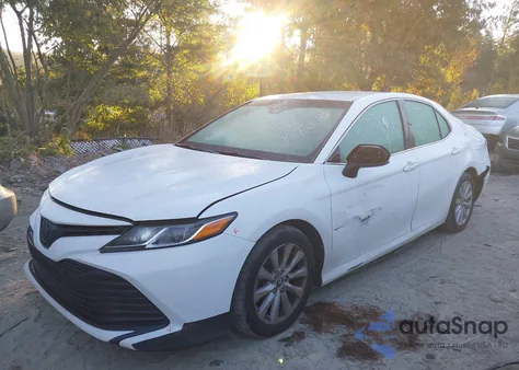 2018 Toyota Camry Le из США, поврежденный, VIN 4T1B11HK2JU563414